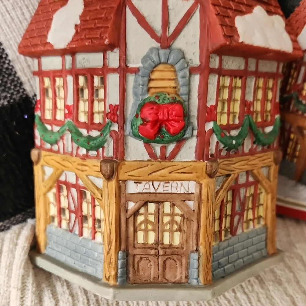 Dickens‎ Collectables Towne Series Tavern Lighted House
